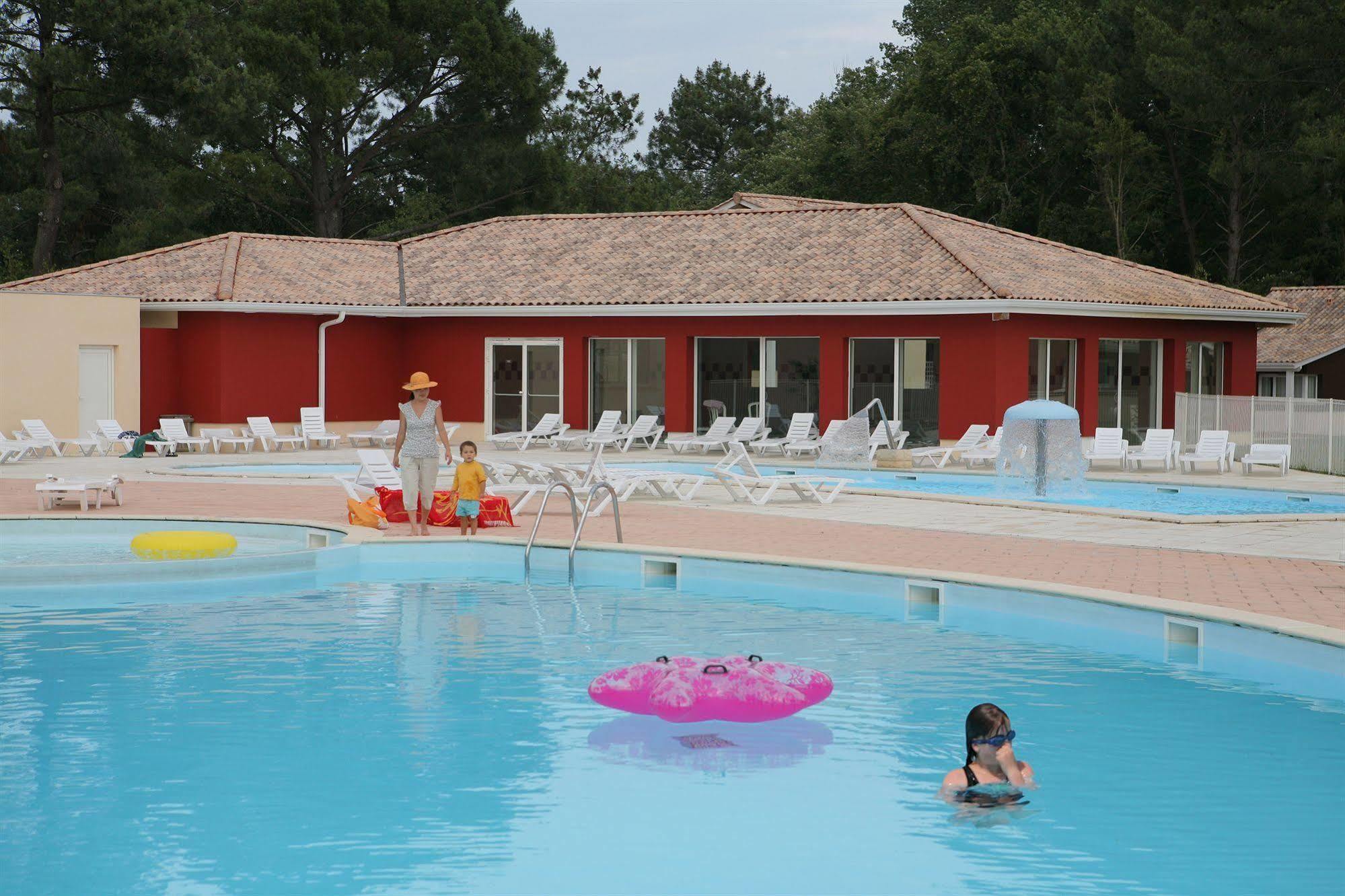 Residence Nemea Les Rives De Saint Brice Ares Exterior photo