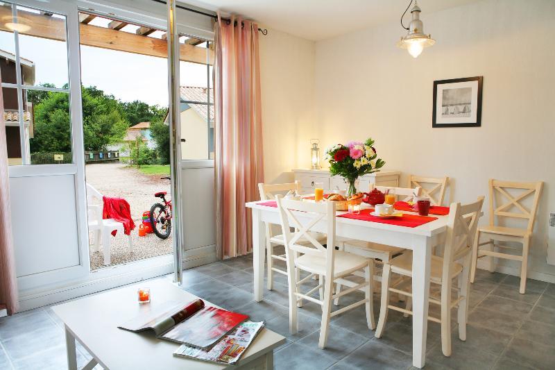 Residence Nemea Les Rives De Saint Brice Ares Exterior photo